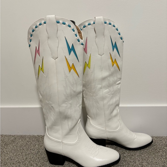 Round Toe White Lightning Bolt Embroidered Cowboy Boots Size 6.5 & 8.5 - Picture 14 of 14